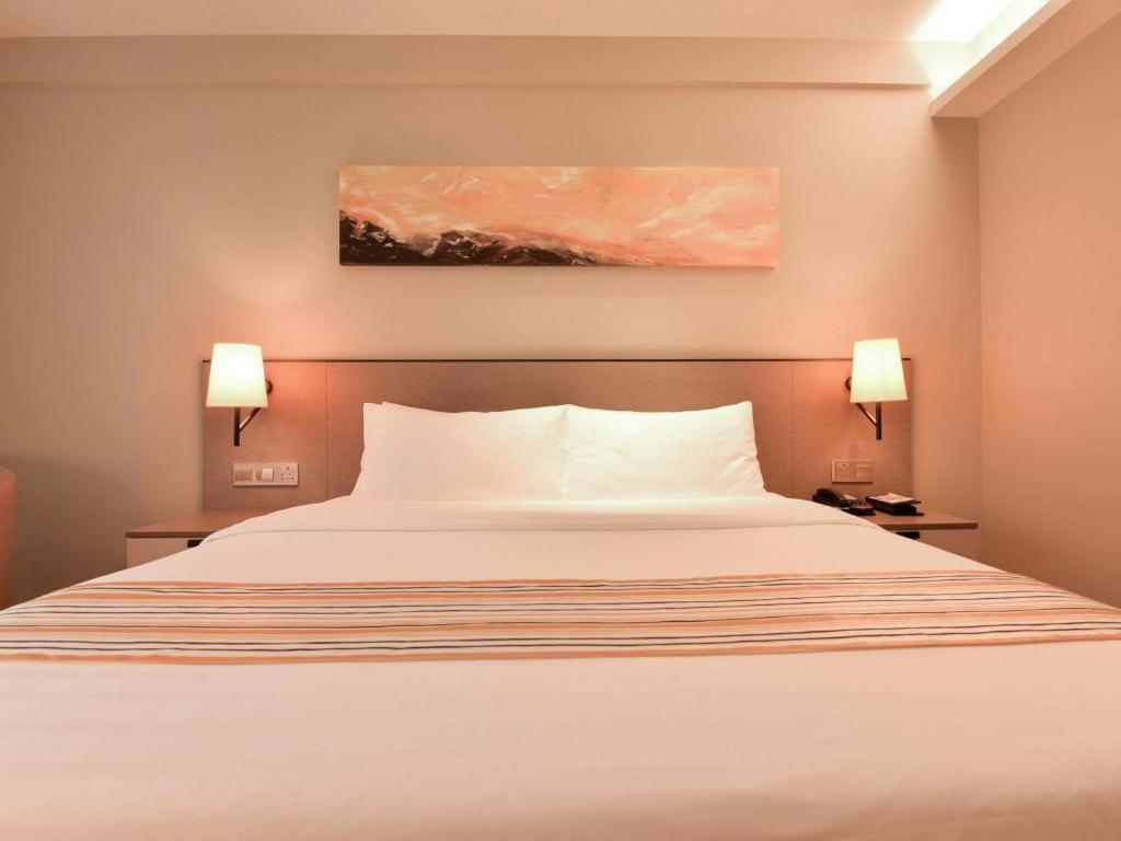 Home Inns Plus Shanghai Xujiahui Branch Exterior photo